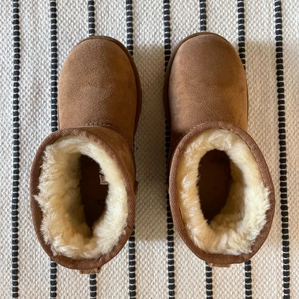 Ugg Classic Mini Size 2 (Little Kid)